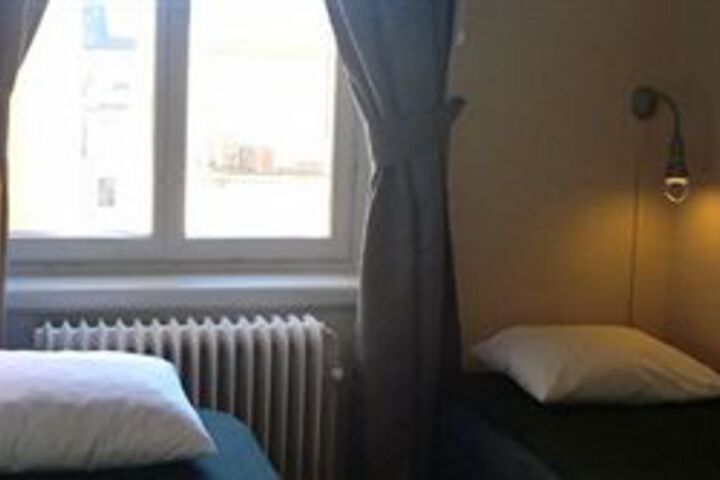 Room 10 of 28