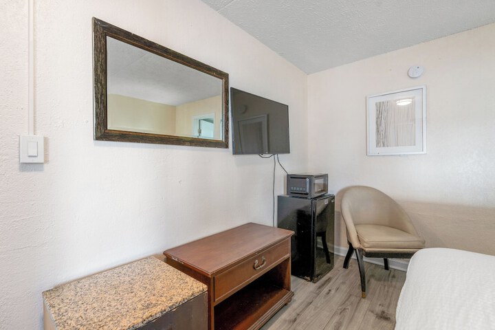 Room 11 of 33