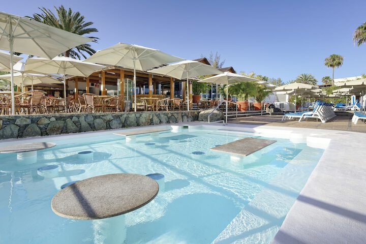 Swim-up bar