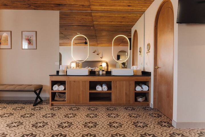 Room 43 of 64