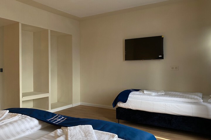 Room 10 of 25
