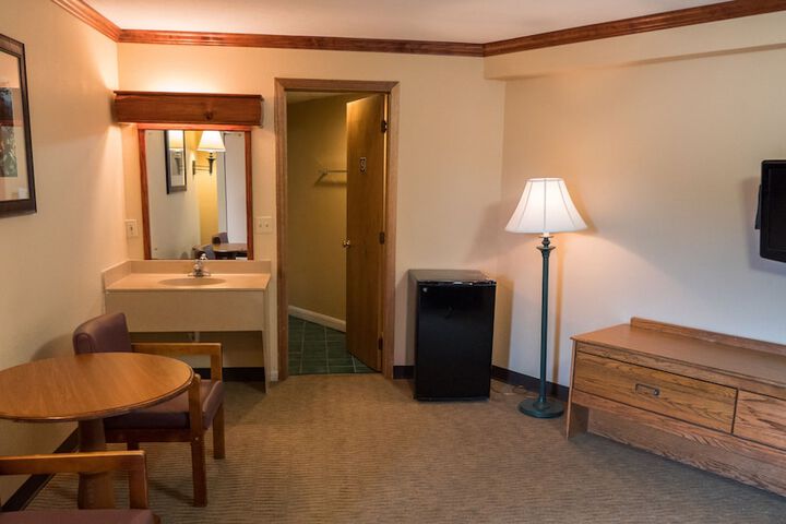 1 Queen Bed (10 of 22)