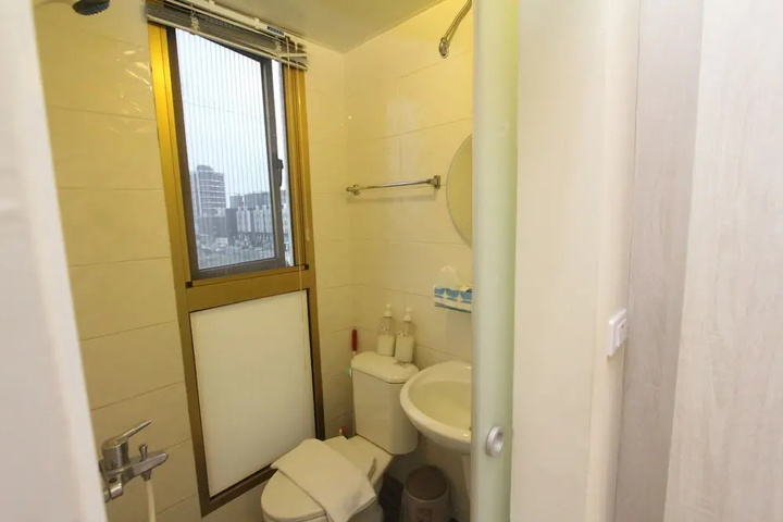 Room 10 of 24