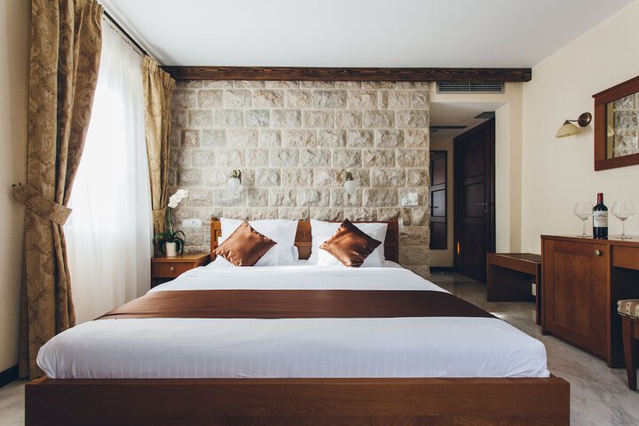 Room 10 of 72