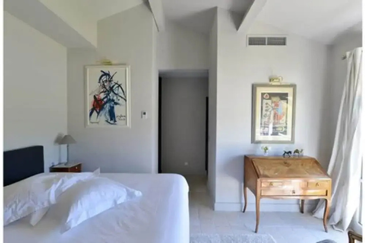 Room 2 of 11