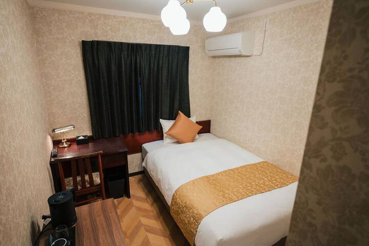 Room 18 of 106