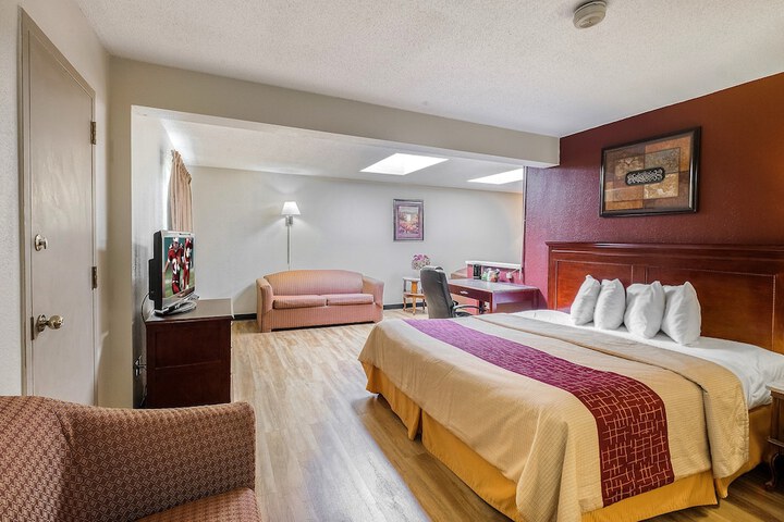 Deluxe King Bed Accessible (9 of 10)