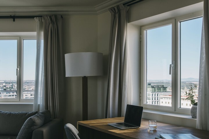 Room 8 of 90
