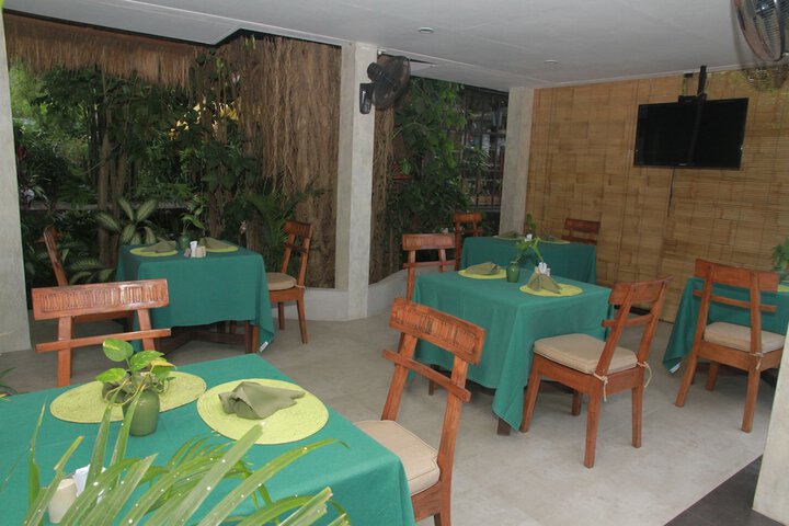 Dining 43 of 52