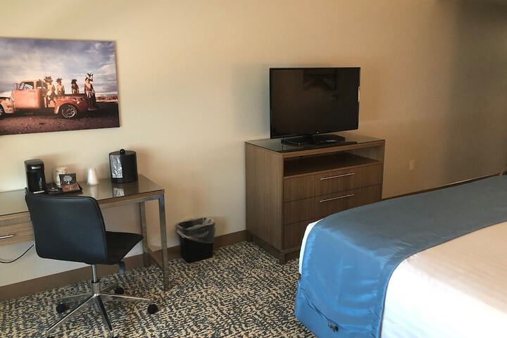 Standard King Bed Mountain View (4 of 7)