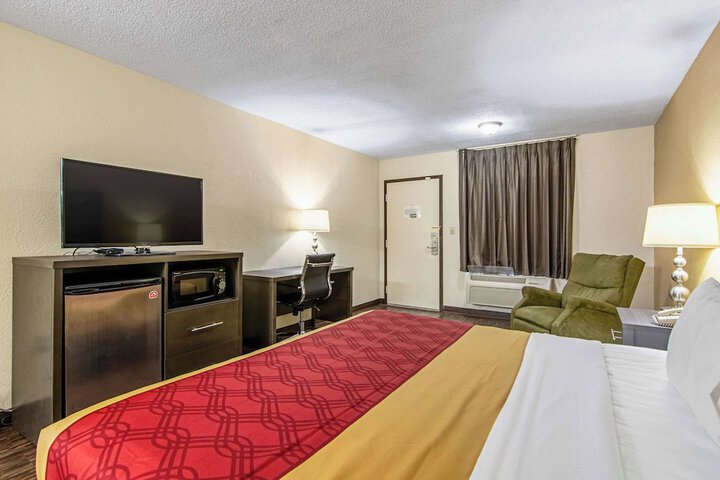 1 King Bed (1 of 10)