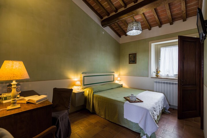 Room 2 of 10