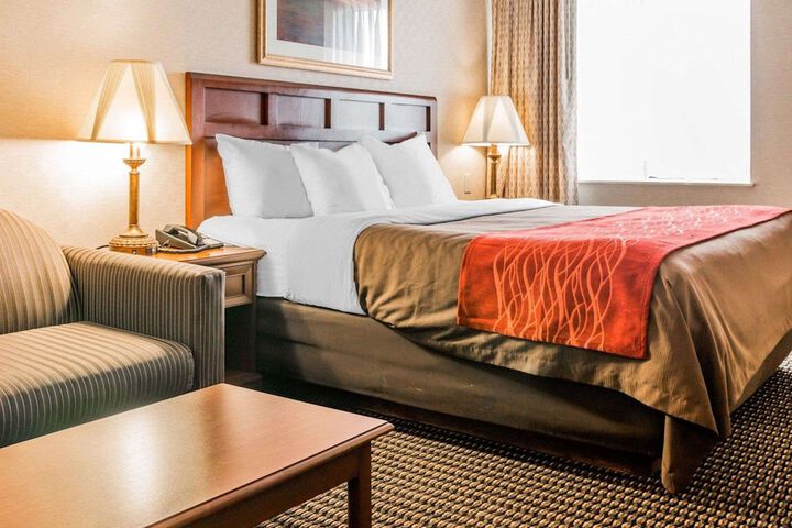 1 King Bed Deluxe Room (2 of 12)
