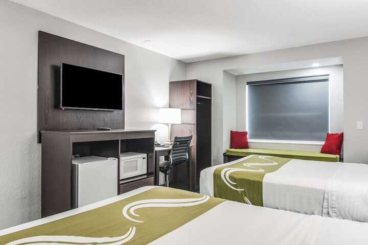 1 Queen Bed (3 of 22)
