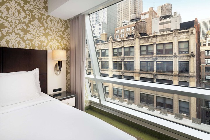 1 King Bed WiFi (5 of 15)