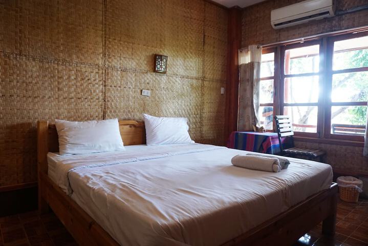 Room 9 of 28