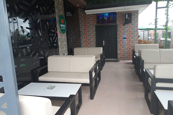 Lounge 11 of 16