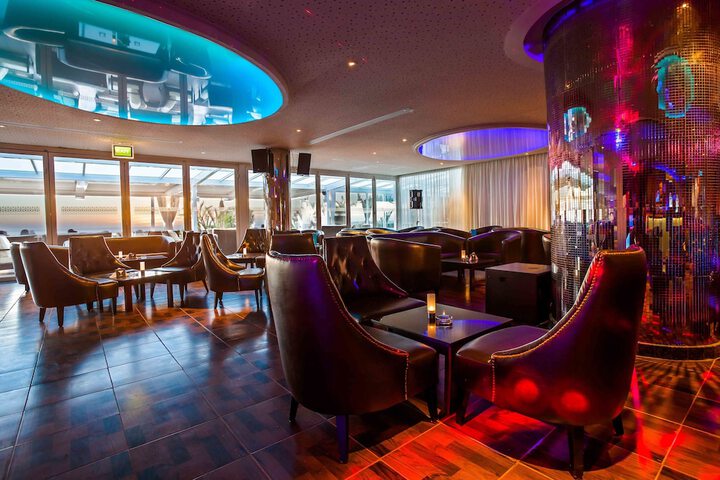 Lounge 166 of 184