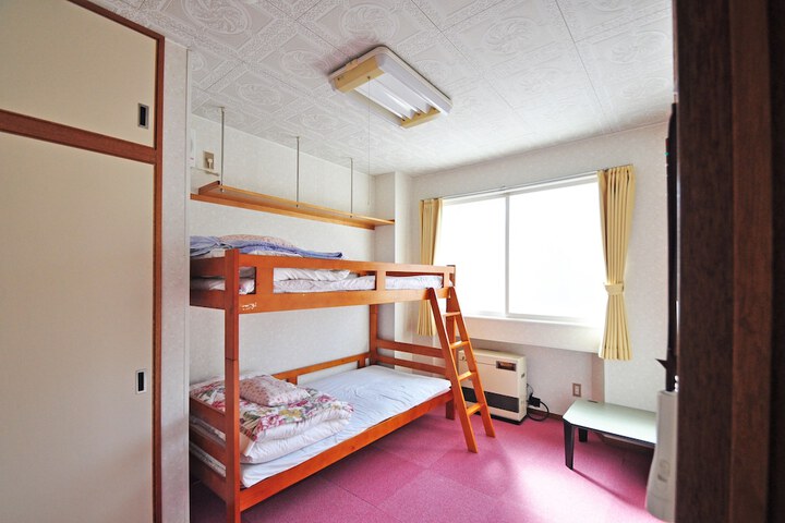 Room 6 of 17