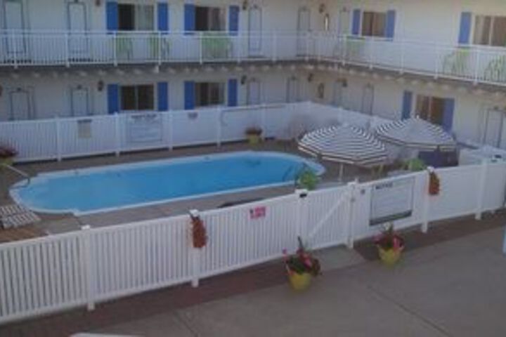 Exterior of Tradewinds Motel