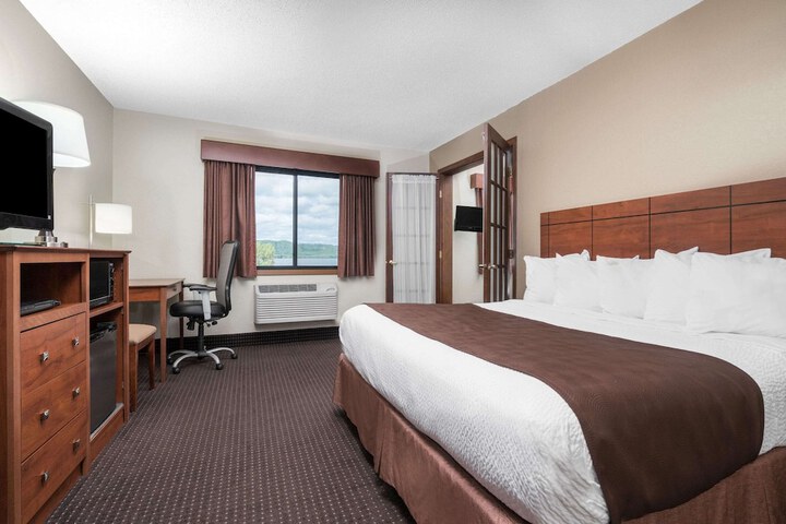 1 King Bed Studio Suite (2 of 2)
