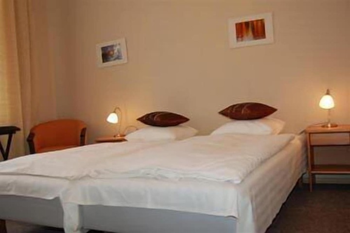 Room 9 of 40