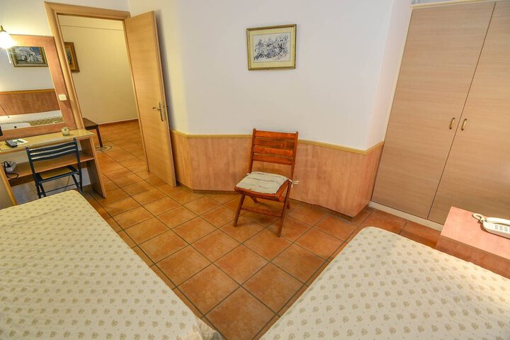 Room 35 of 103