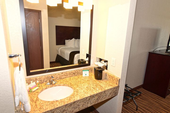 2 Queen Guest Room (13 of 13)