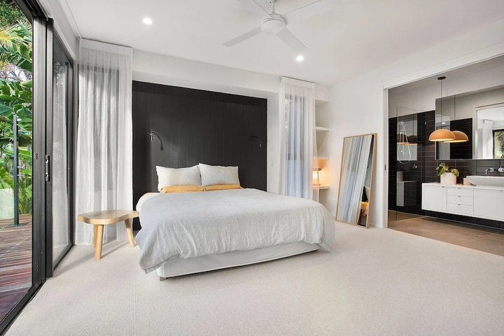 Room 4 of 11