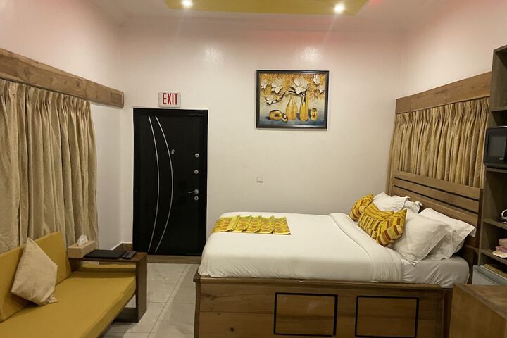 Room 8 of 165