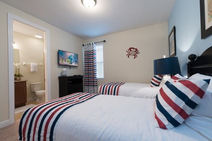 Room 11 of 32