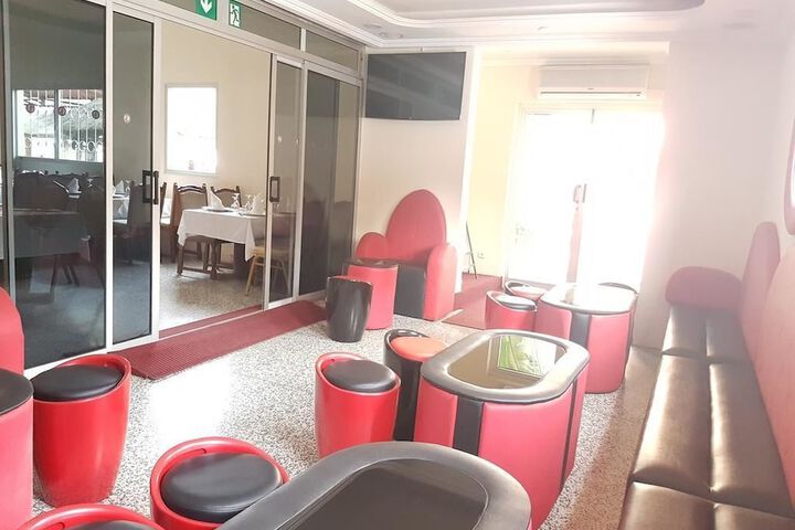 Lounge 26 of 40