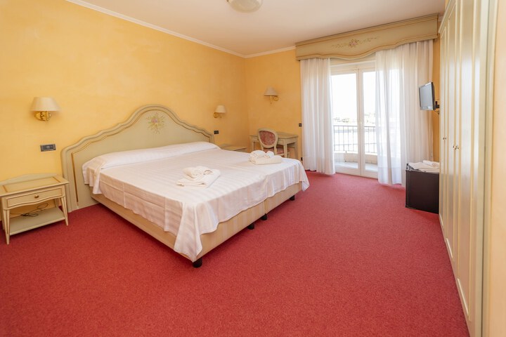 Room 6 of 42