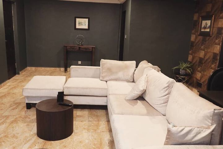 Lounge 27 of 33
