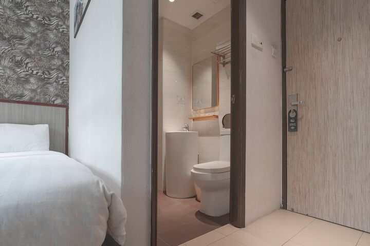 Room 25 of 29