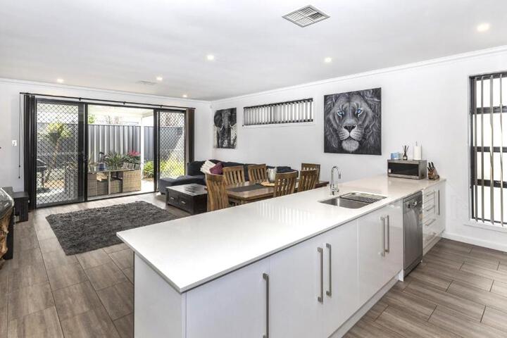 Luxury home in Christies Beach with King Bed NBN, 3Bed 2Bath