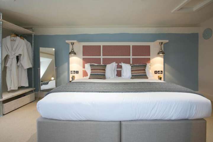 Room 10 of 25