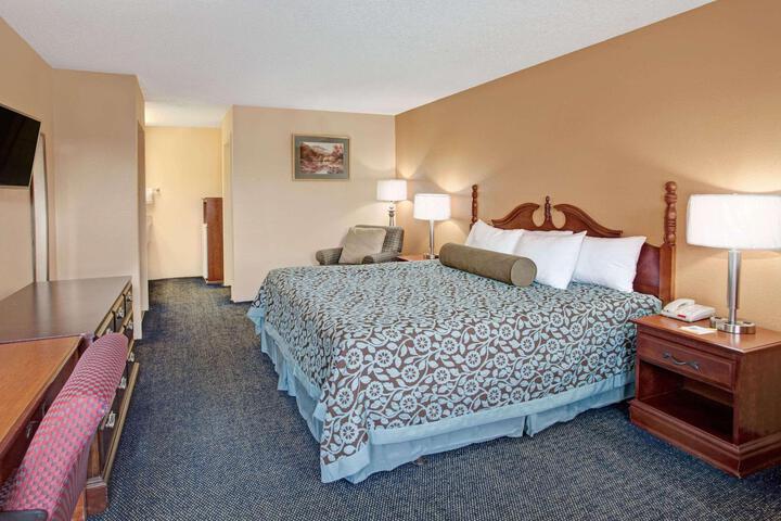1 King Bed (2 of 13)