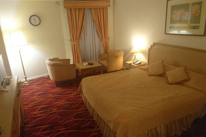 Room 9 of 12