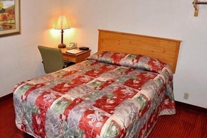 1 Queen Bed (7 of 20)