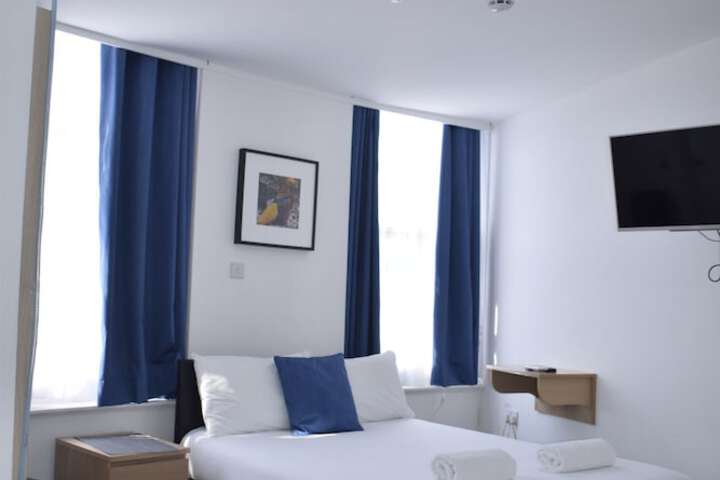 Room 6 of 33