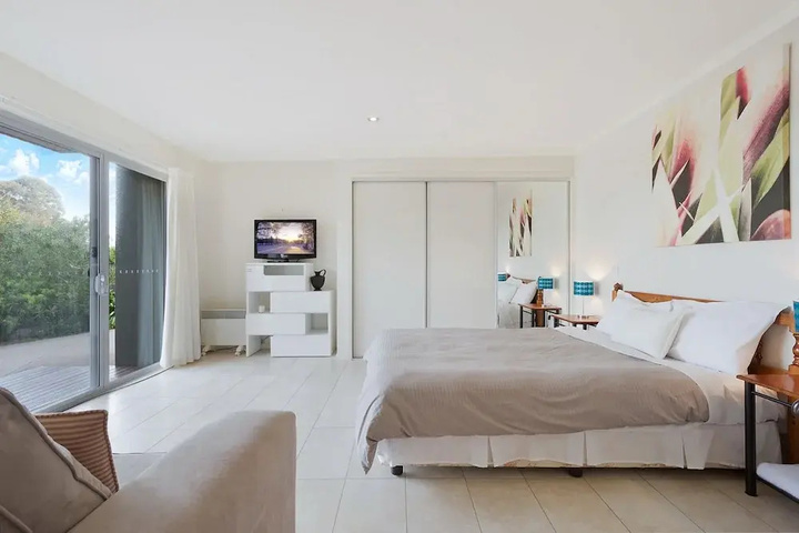 Room 4 of 16
