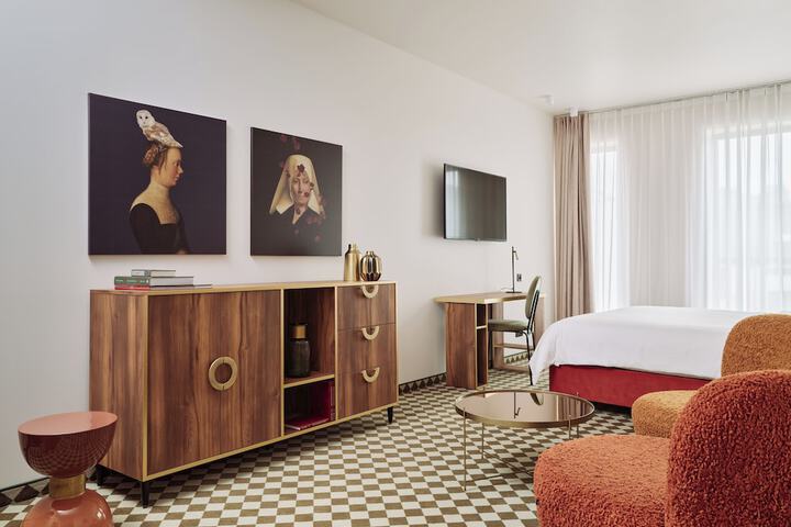 Room 32 of 96