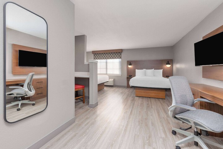 1 Queen Bed Suite Full Kitchen (4 of 15)