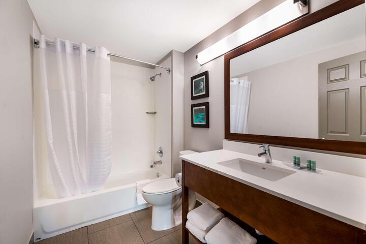 2 Queen Beds Balcony Microwave and Refrigerator WiFi Full Breakfast (2 of 12)