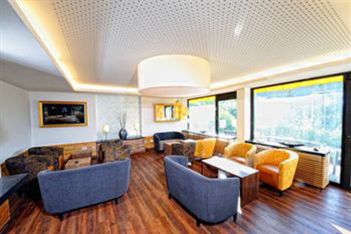 Lounge 6 of 10