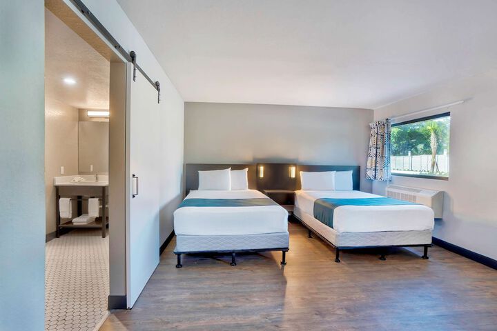 1 Queen Bed (3 of 9)
