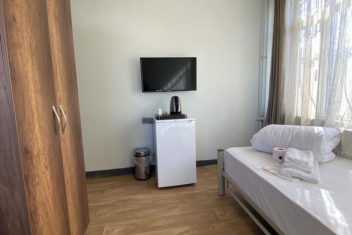 Room 6 of 9