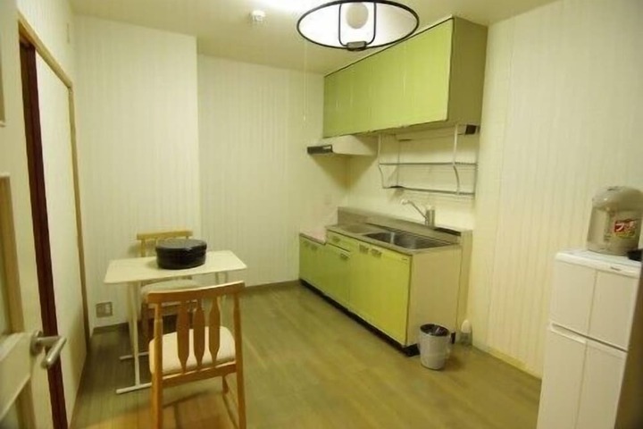 Room 17 of 38