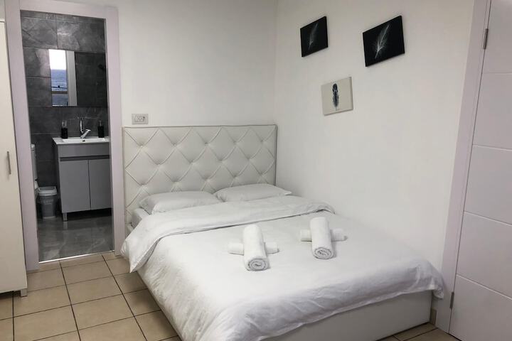 Room 3 of 140